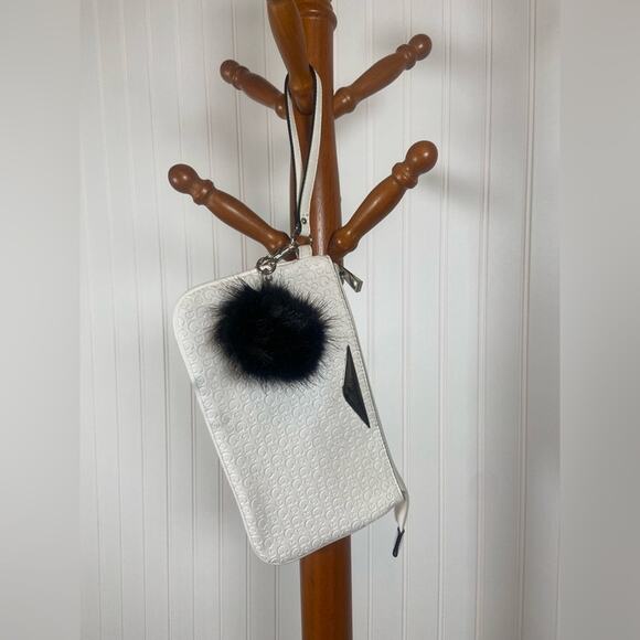 3 Guess Purse Bundle – Handbag, Quilted Crossbody & White Wristlet - Picture 6 of 13